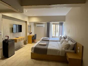 Deluxe King Suite1